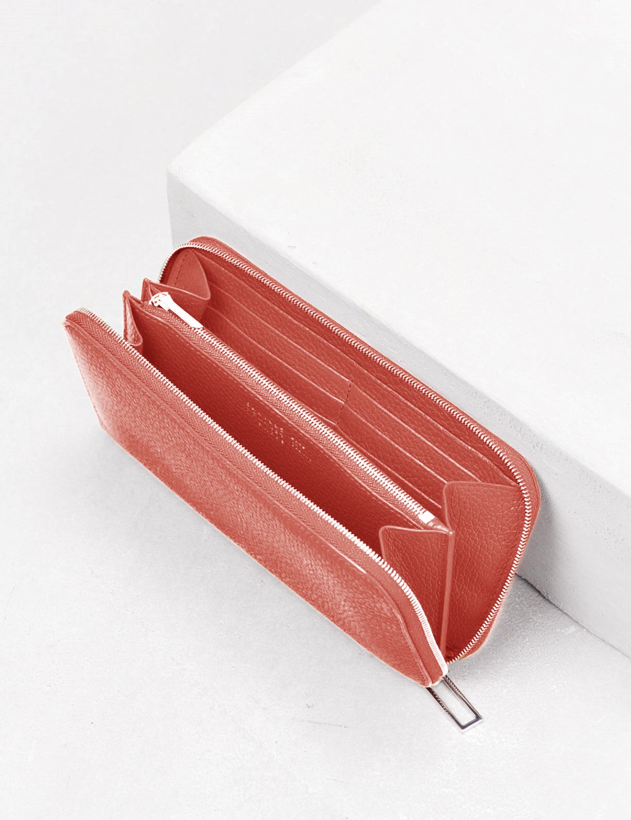 31.01 ラウンドジップウォレット ナツメグ