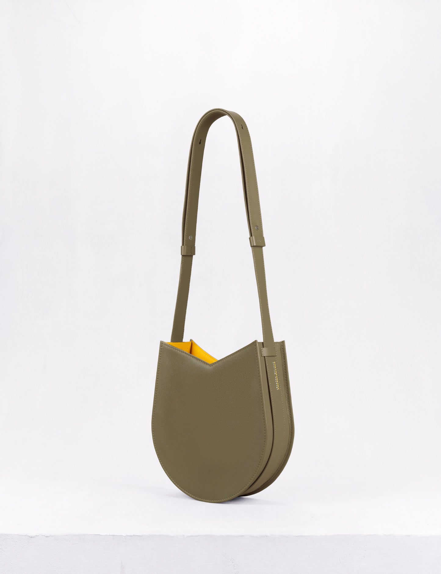 バランシエ ホーボー ユニ オリーブ