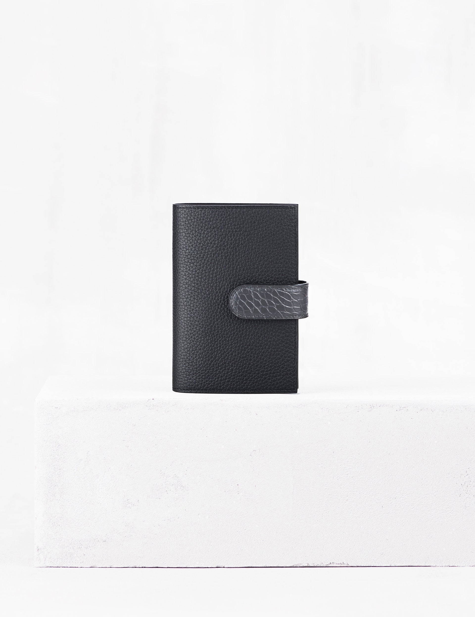 装いに洗練を添えるレザーアイテム：アクセサリー – Camille Fournet